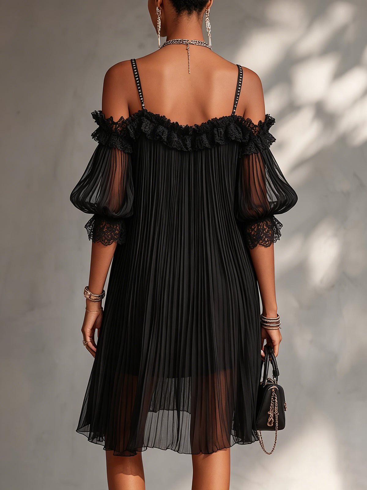 Victoria | Minivestido de encaje negro con tirantes